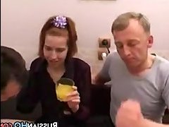 Русские девушки измеряют влагаище дилдо
